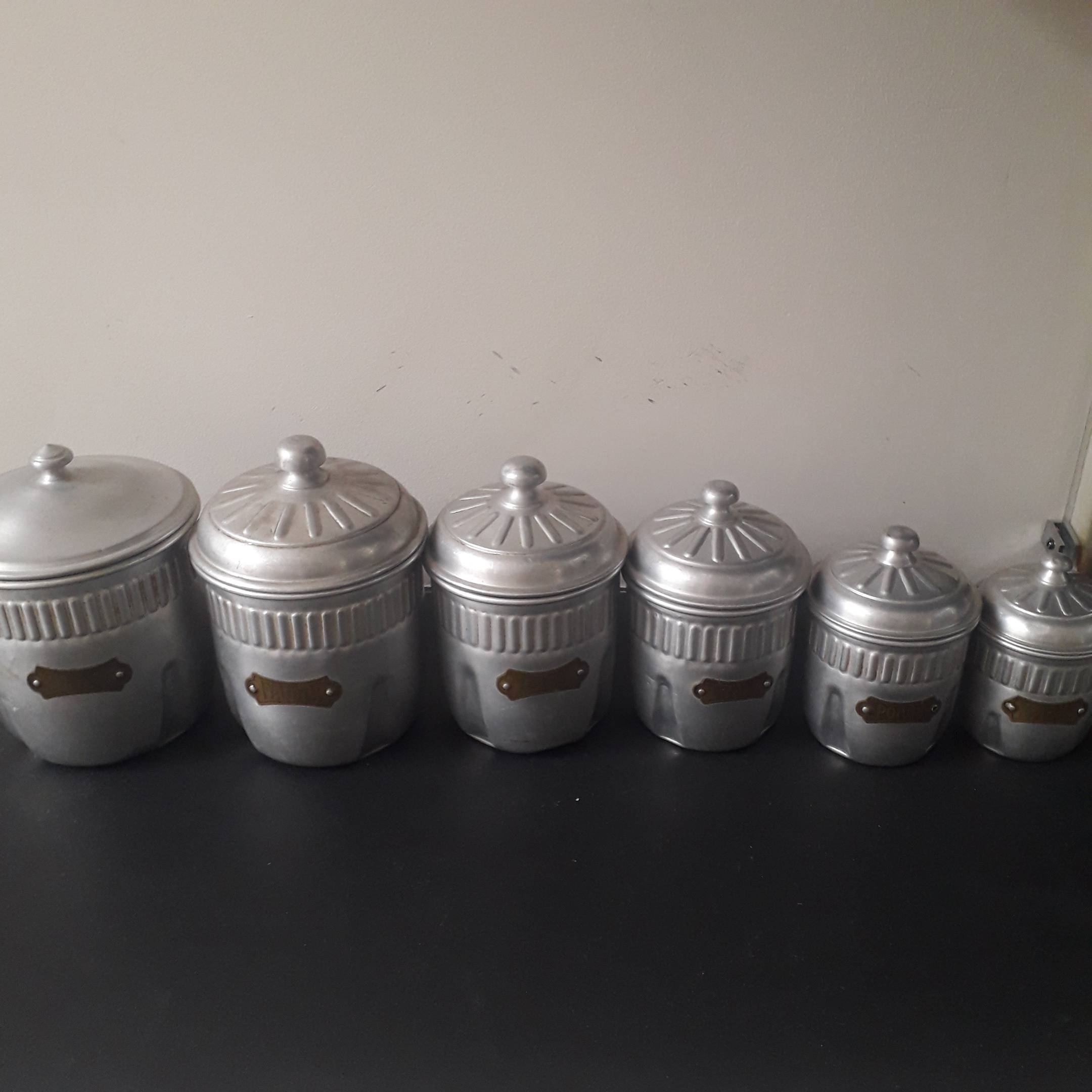 Série de 5 pots à épices anciens en aluminium - Début de Série