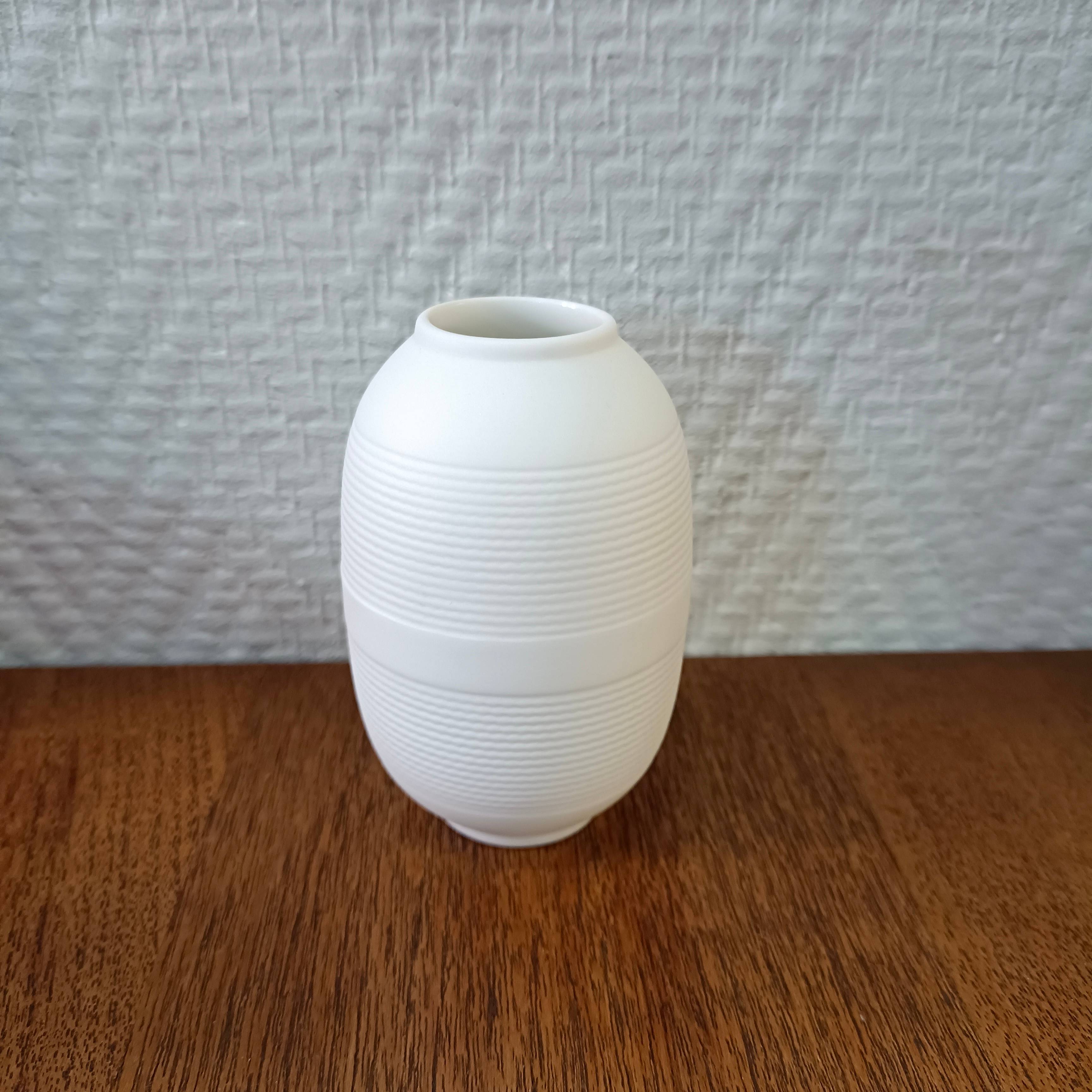 Tout petit vase en biscuit mod le N r ides Bernardaud Limoges