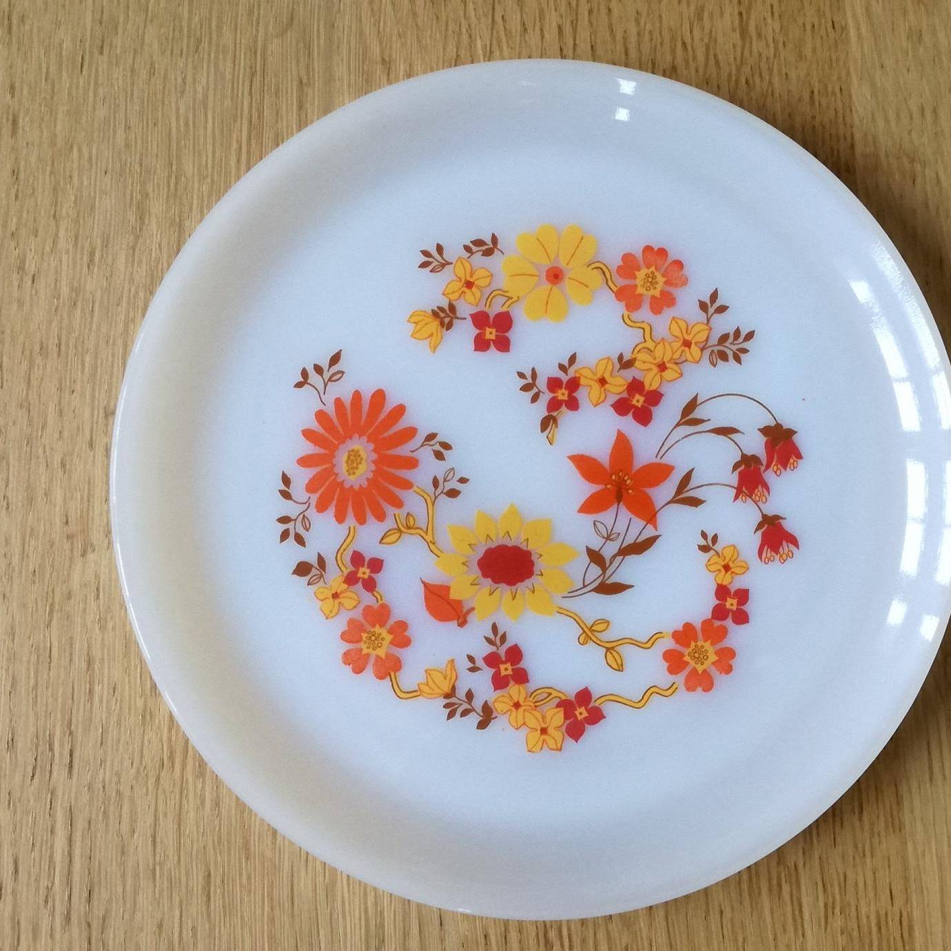 10 petites assiettes à fleurs rouges & orange, Arcopal - Début de Série