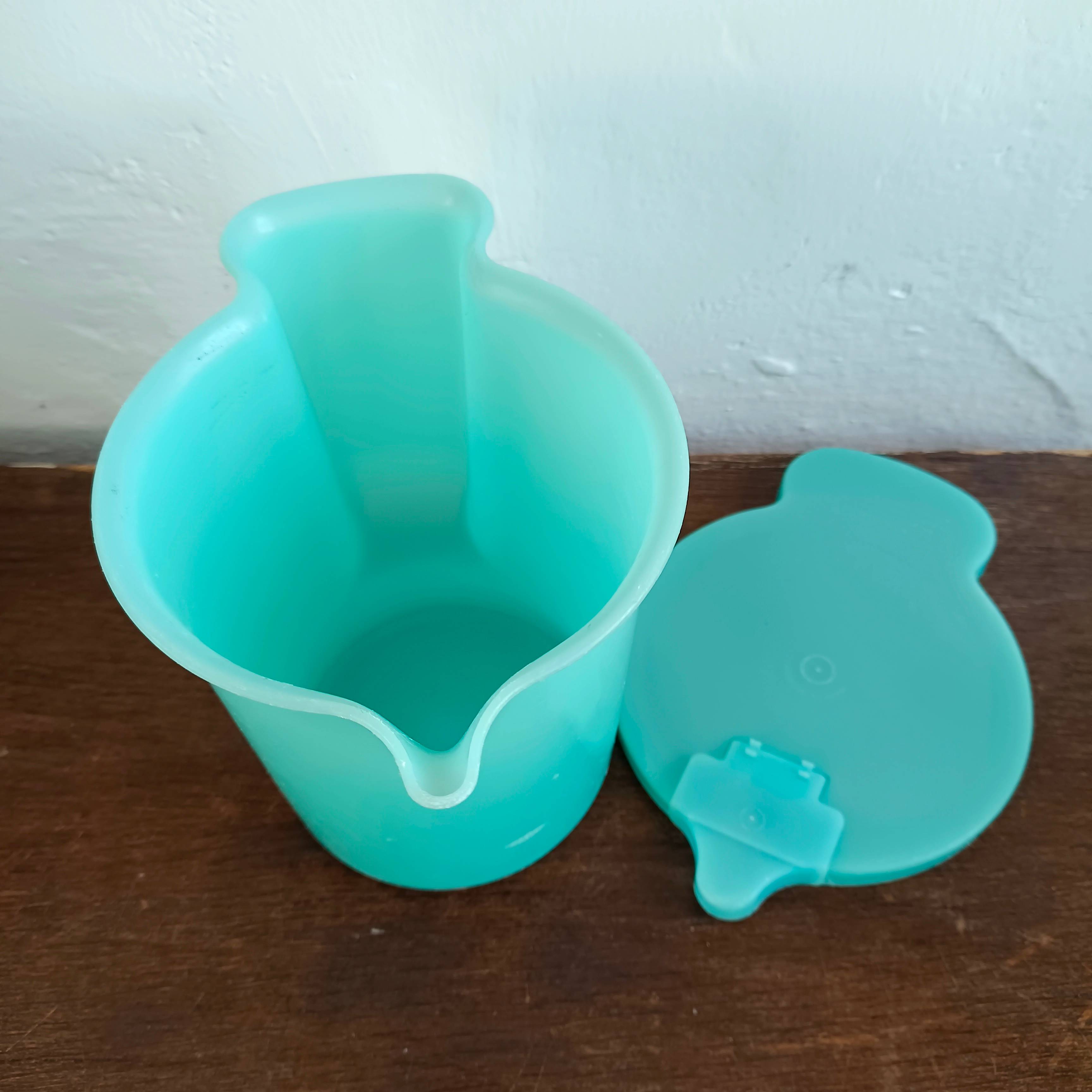 Pichet couvert en plastique bleu turquoise Tupperware - Début de Série