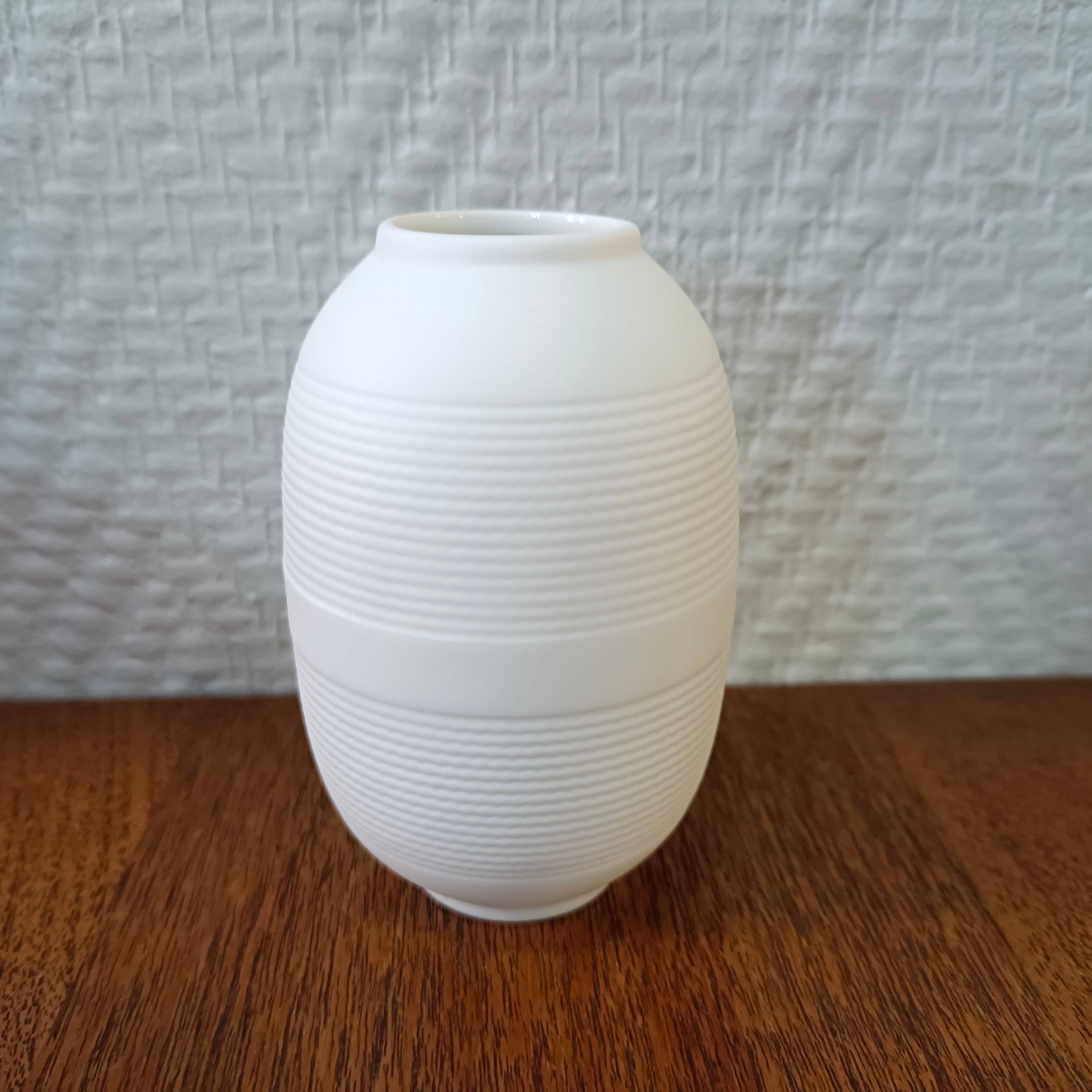 Tout petit vase en biscuit mod le N r ides Bernardaud Limoges