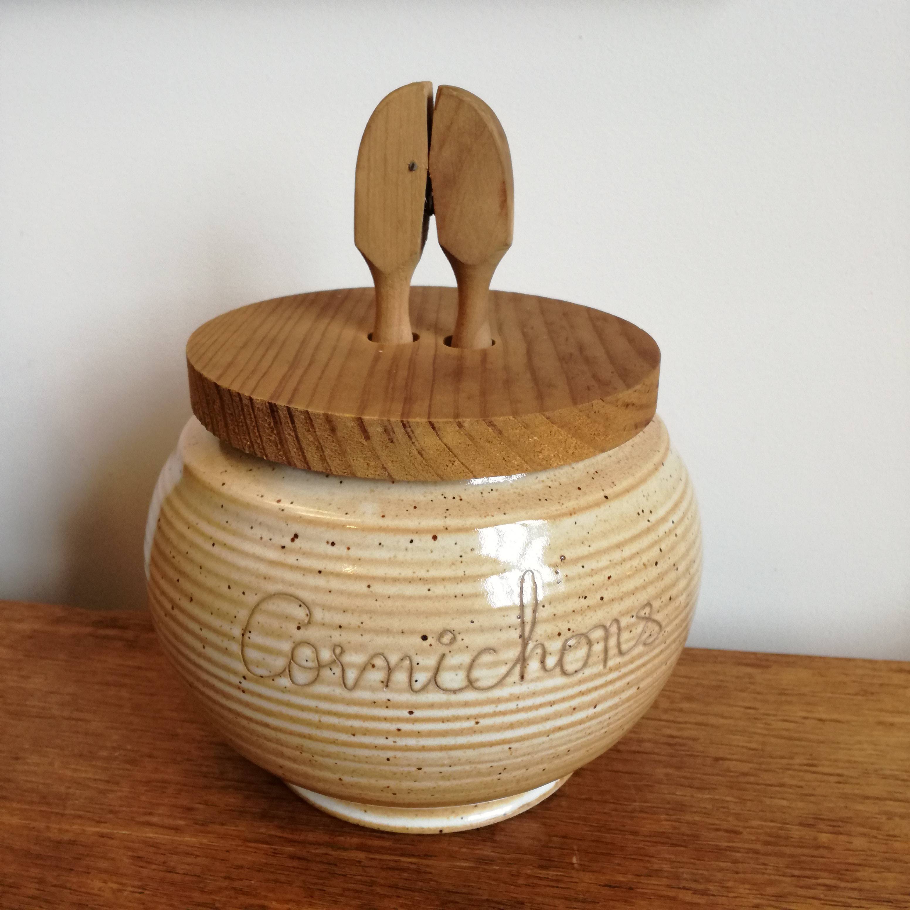 Pot à cornichons en grès ancien, pince et couvercle en bois, Grès du Marais  France - Début de Série