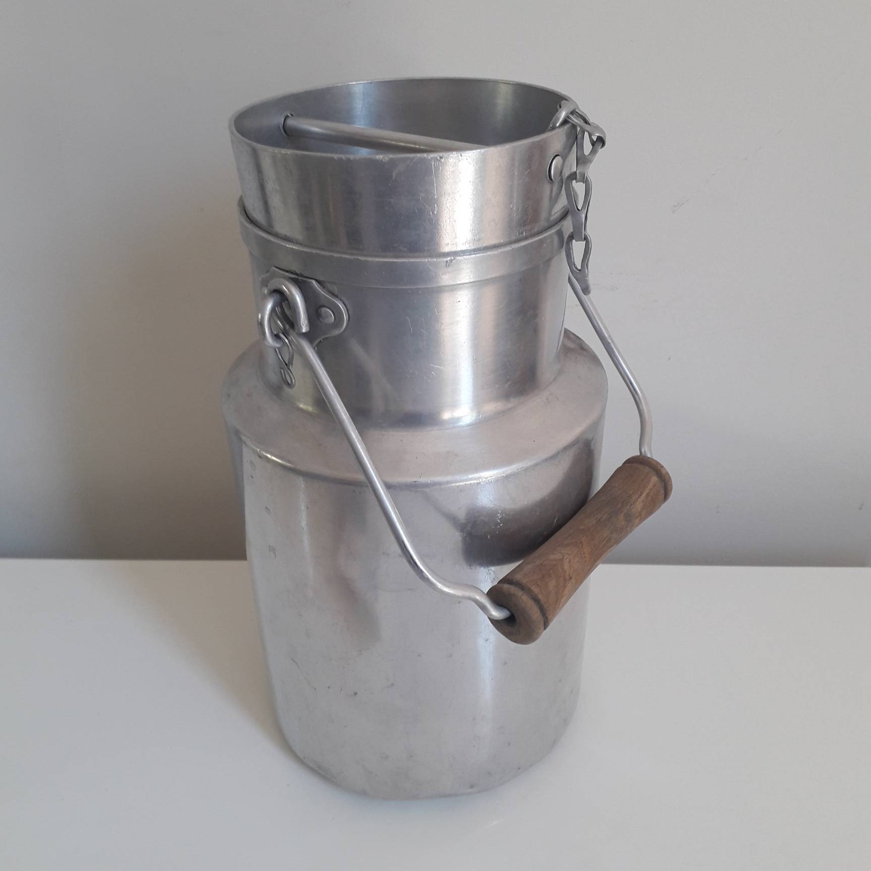 Pot à lait ancien en aluminium - Début de Série