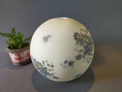 Abat-jour Globe en opaline blanche et fleurs - Début de Série