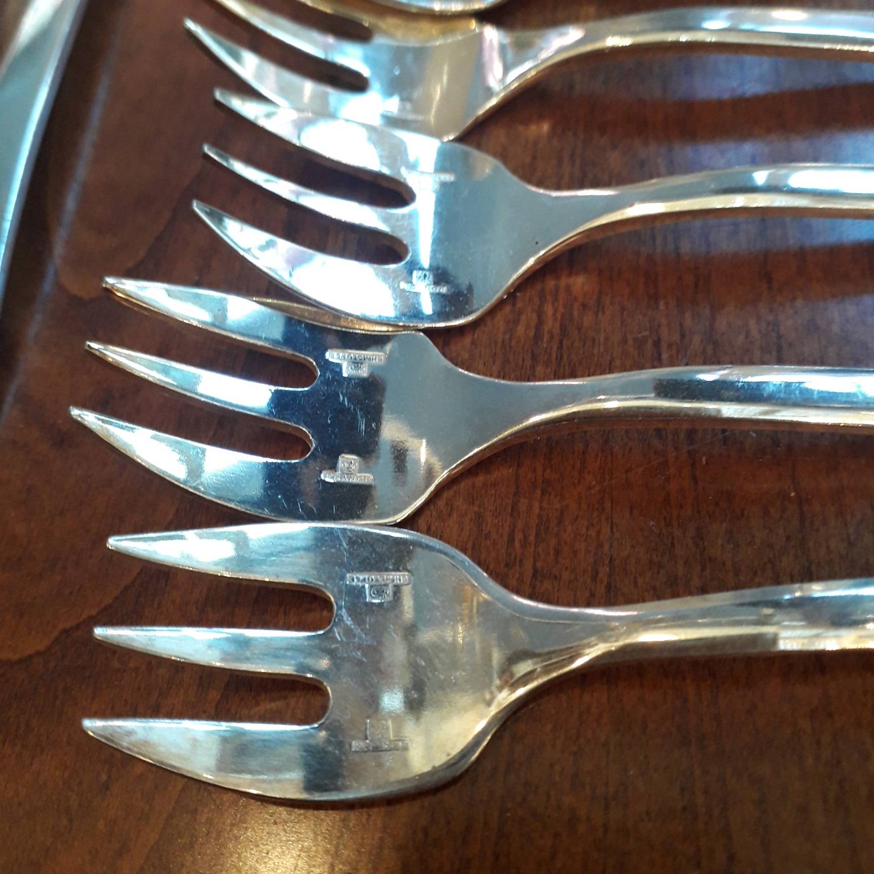 12 fourchettes à huitres en métal argenté, uniplat moderniste