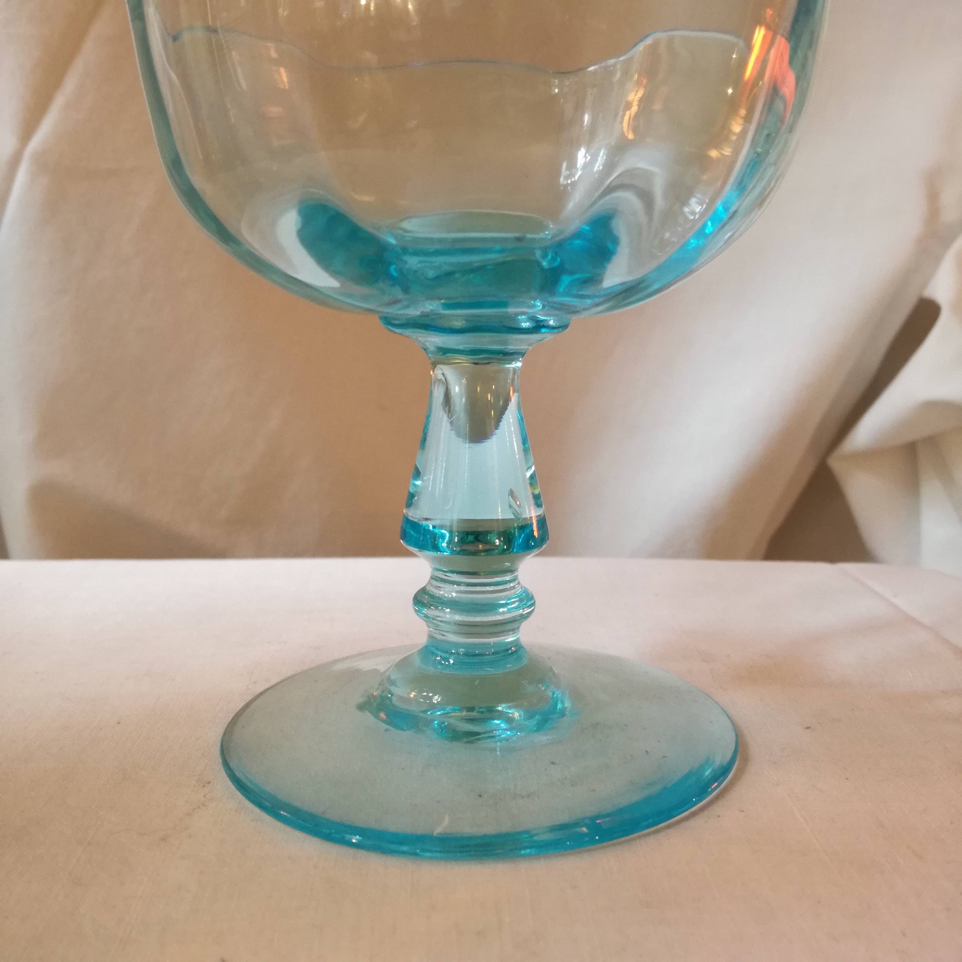 5 coupes à champagne biseautées en verre XIXe bleu turquoise - Début de  Série