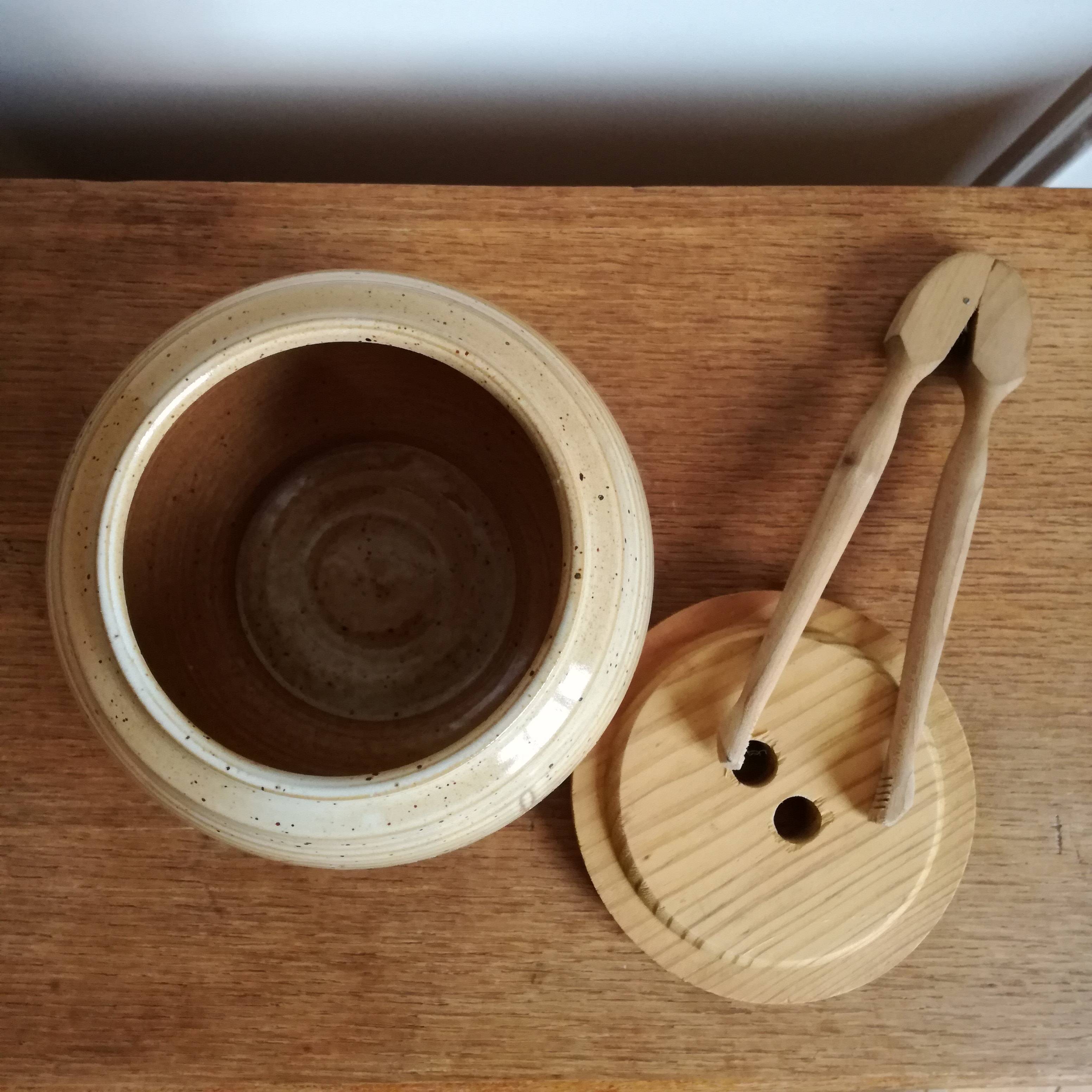 Pot à cornichons en grès, fait en France , et sa pince en bois