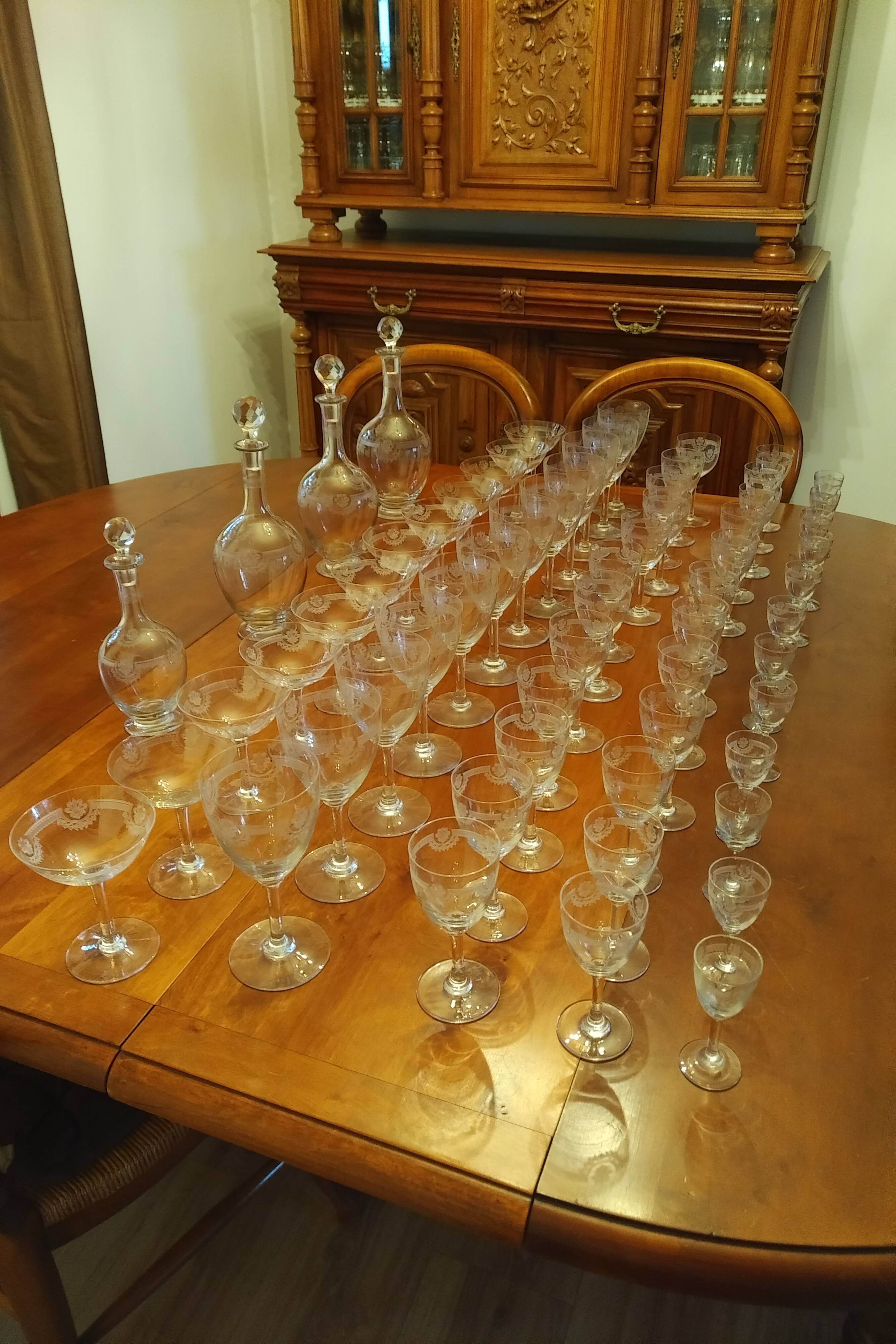 12 verres à vin à décor de fleurs stylisées - Début de Série