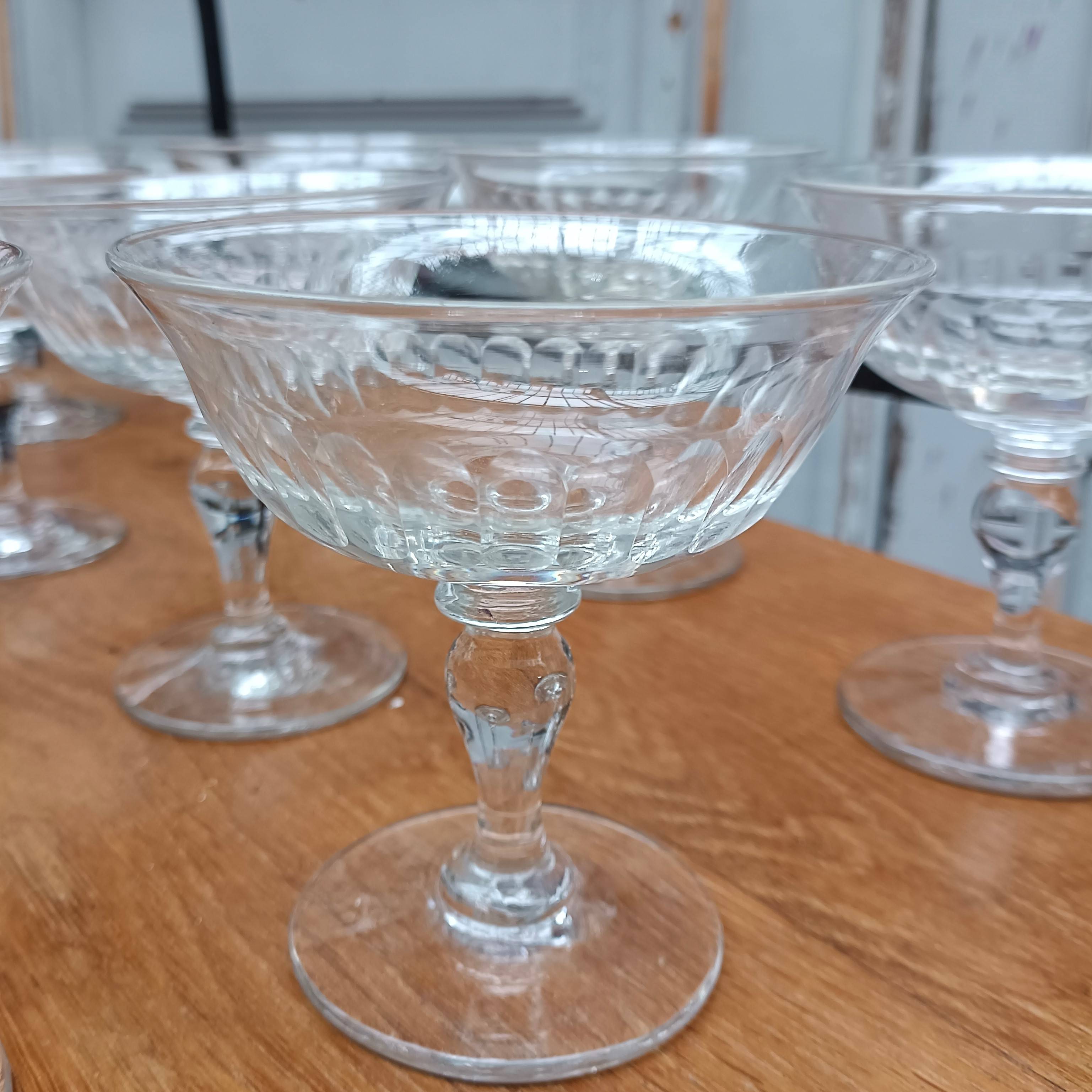 10 coupes à champagne en cristal à facettes années 1920-30 - Début de Série