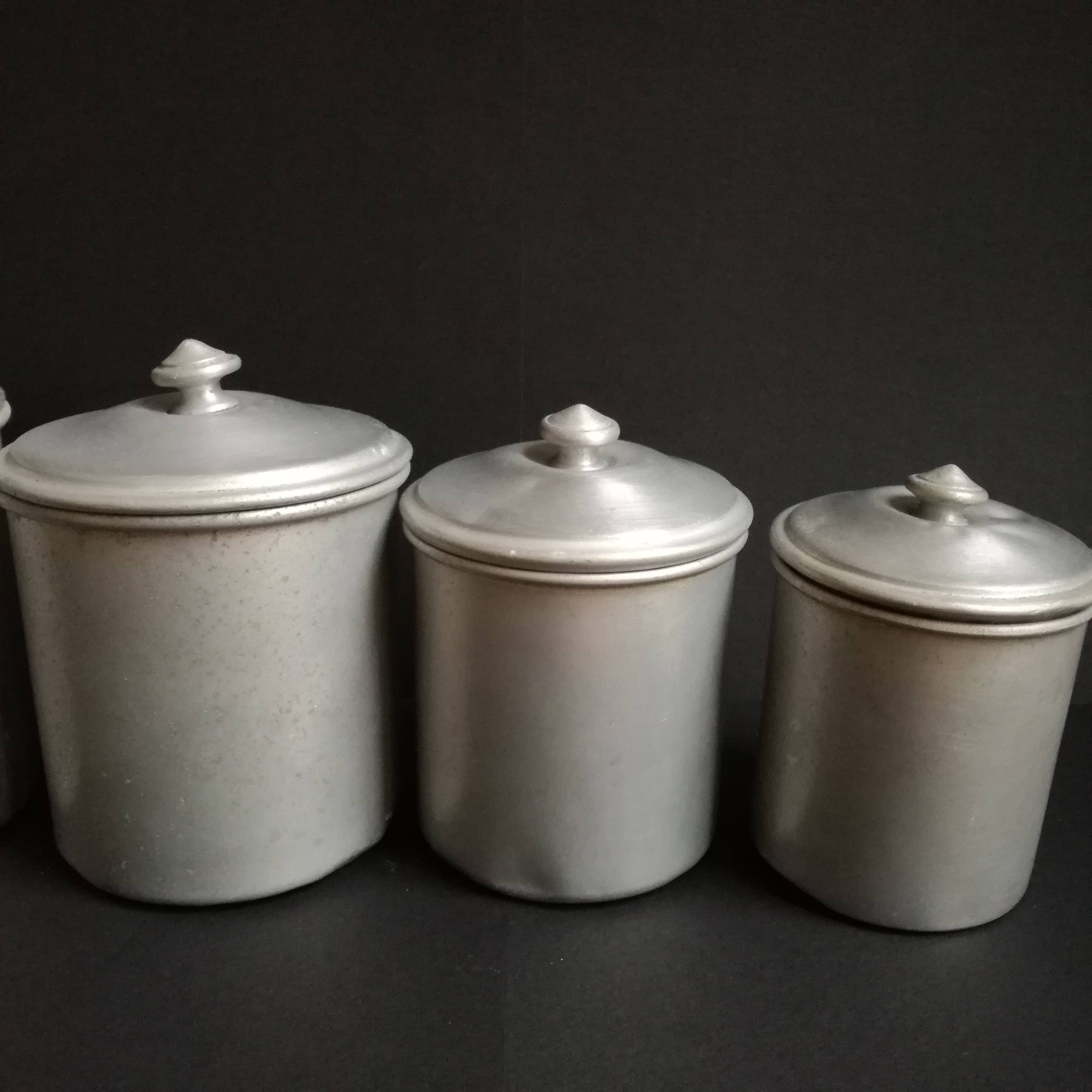 Série de 5 pots à épices anciens en aluminium - Début de Série