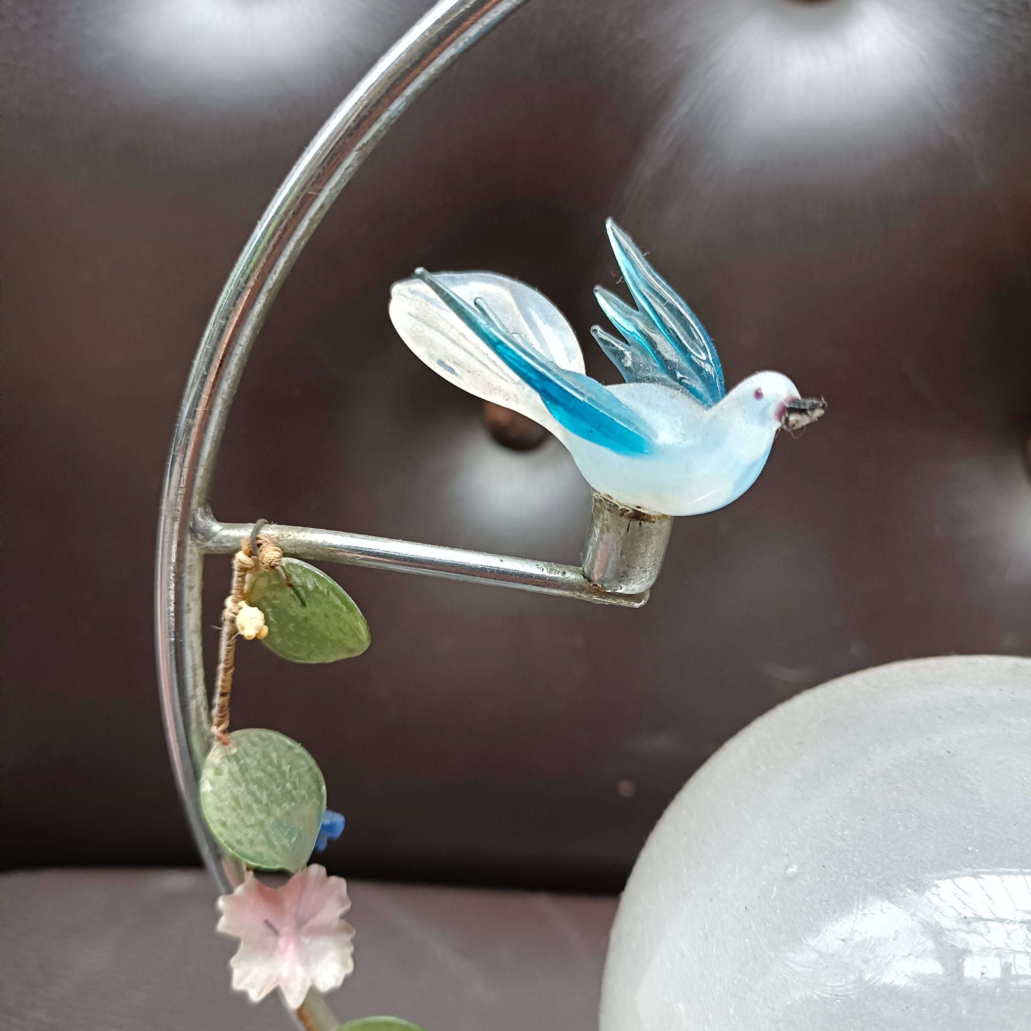 Lampe à poser veilleuse : globe en verre et oiseaux sur cercle en métal -  Début de Série