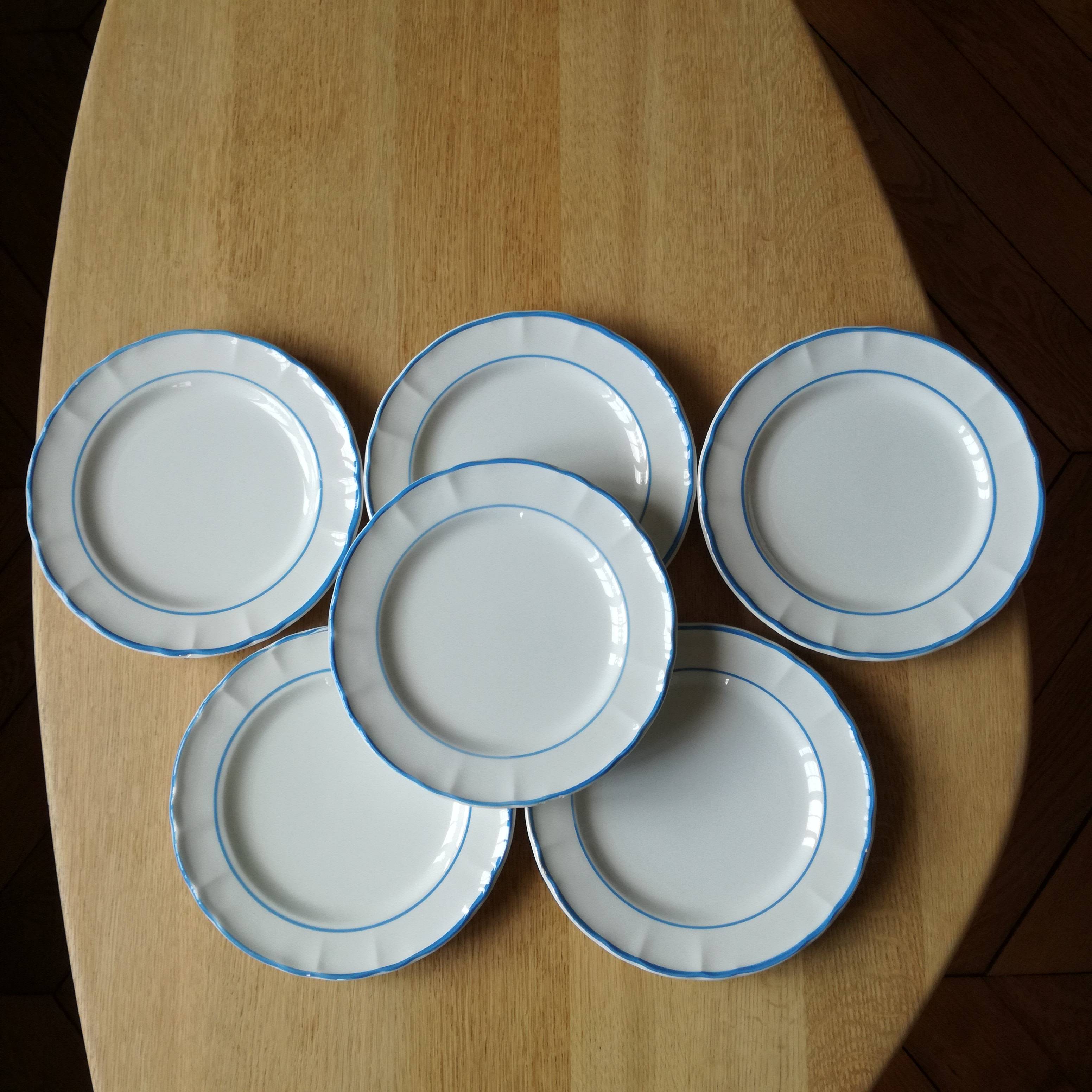Assiette bleue en céramique