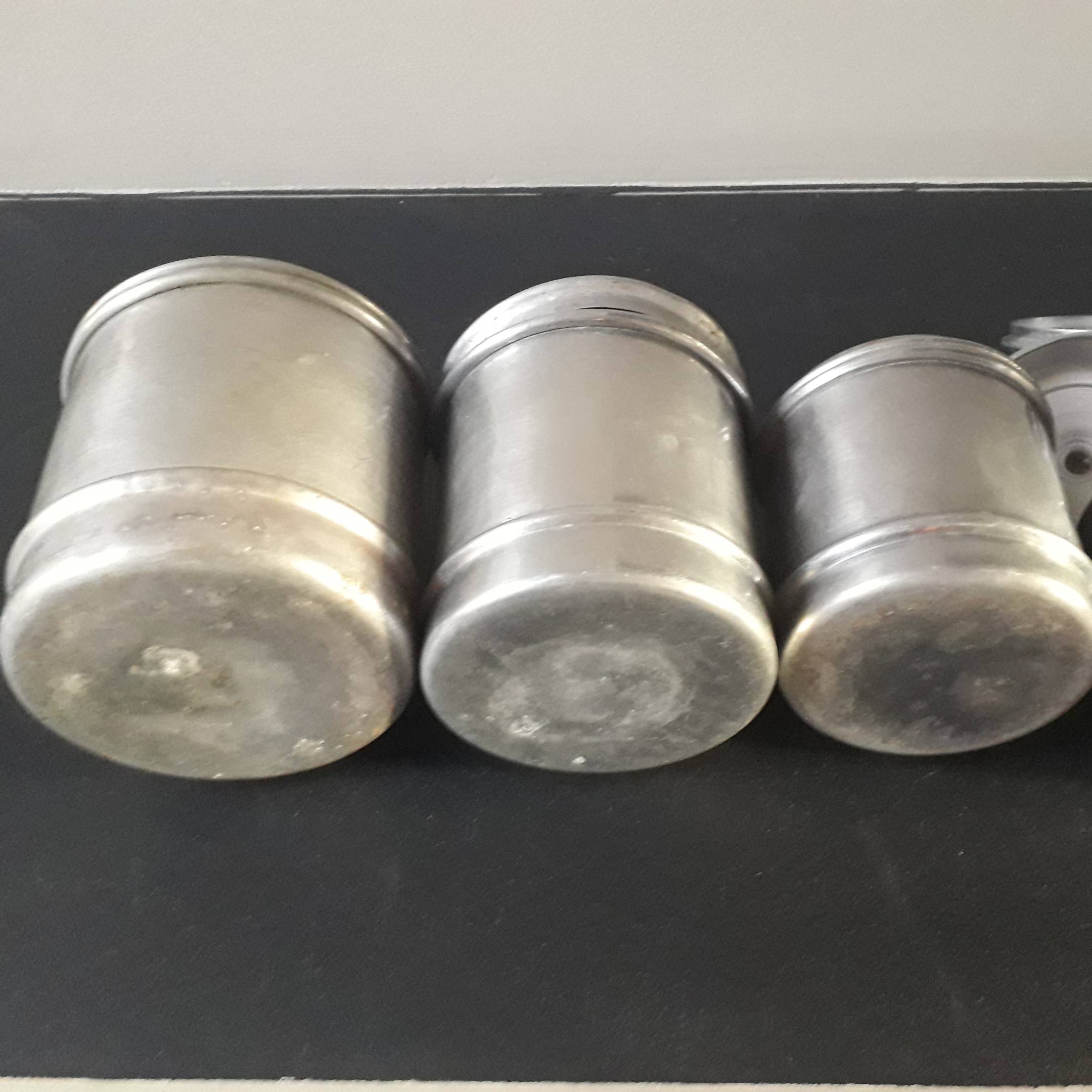 Série de 5 pots à épices anciens en aluminium - Début de Série
