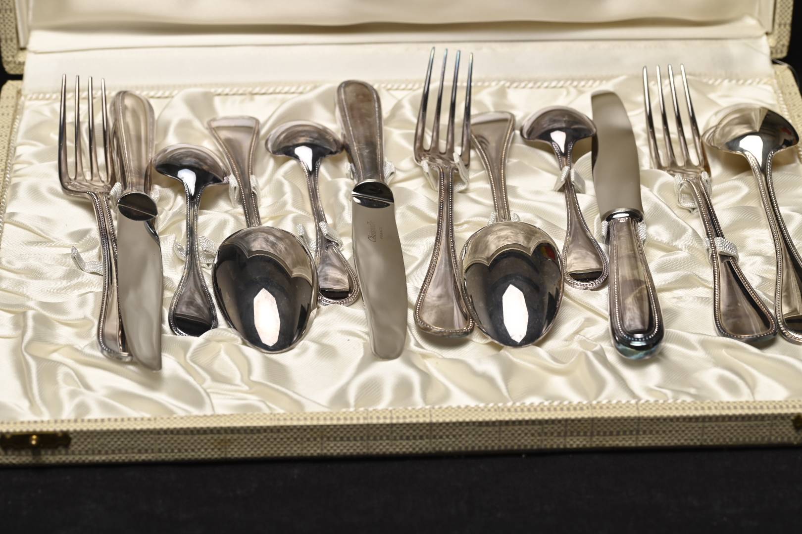 Lot - PARTIE DE SERVICE DE COUVERTS en argent, de style Art-Déco, composé  de : douze cuillères et douze fourchettes de table ; onze fourch