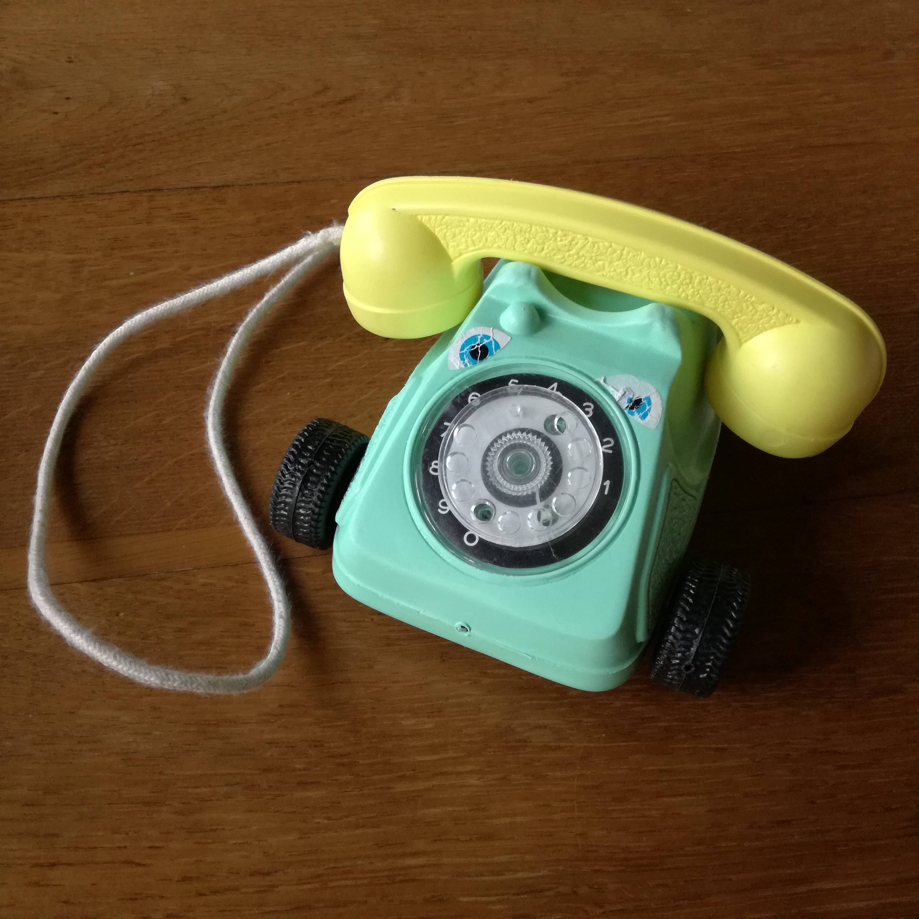 Téléphone vintage en plastique vert et jaune - Début de Série