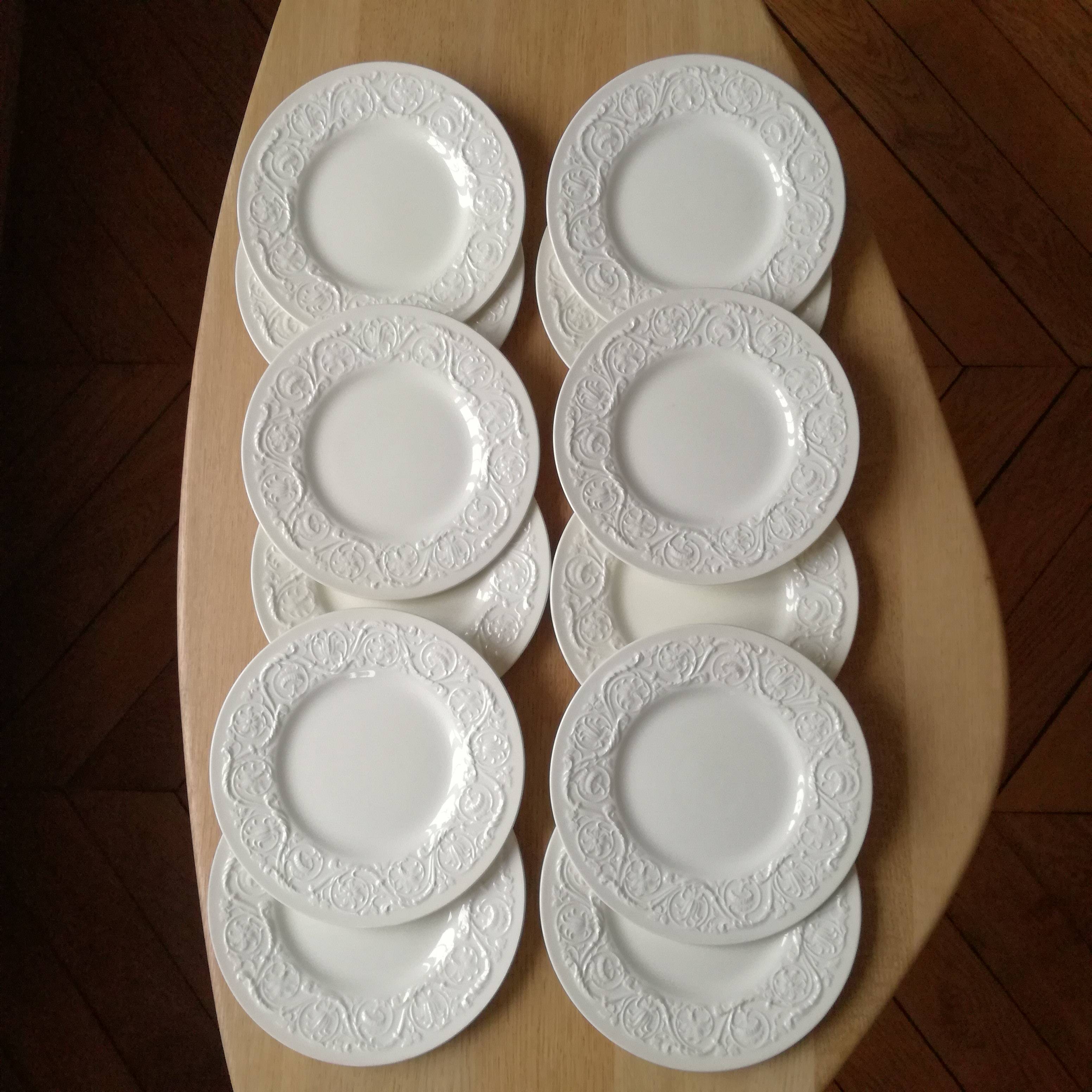 12 assiettes blanches à frise florale en relief, modèle Patrician,  Wedgwood - Début de Série