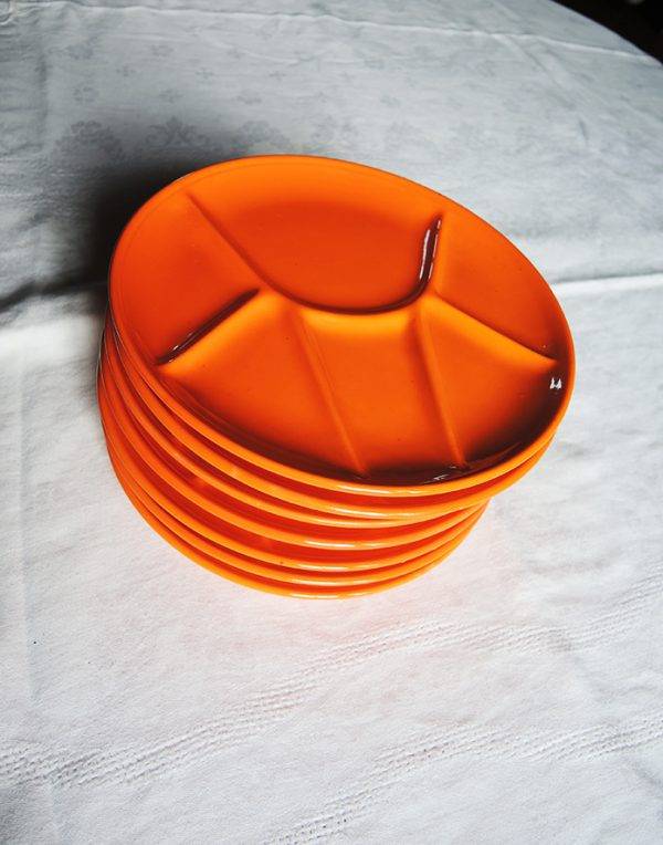 Anciennes Assiettes À Raclette-Fondue En Céramique Orange - Début de Série
