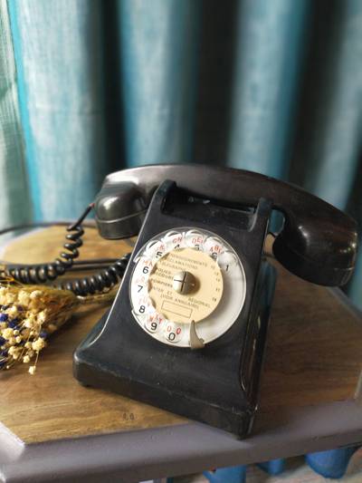 Téléphone vintage à cadran rotatif So Co Tel S 63 de couleur marron clair  et kaki - Début de Série