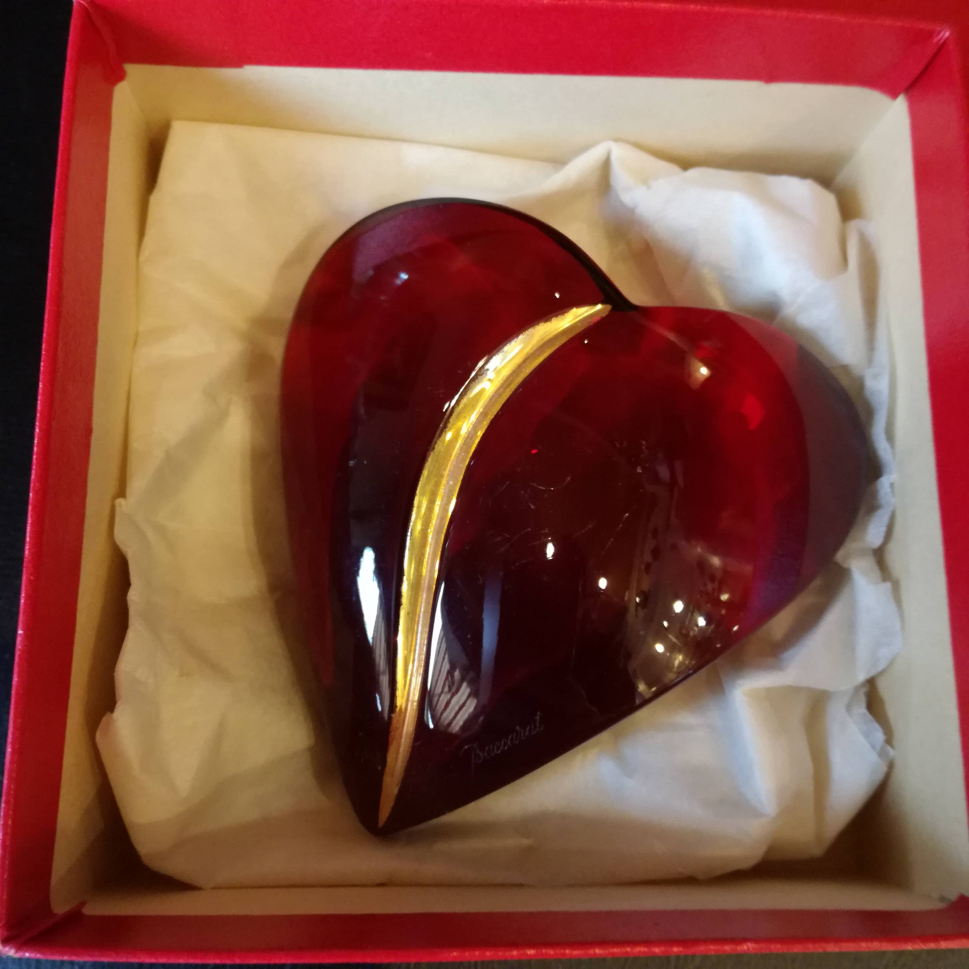 Presse papiers en forme de cœur en cristal Baccarat rouge boîte d'origine  et doré à l'or fin - Début de Série