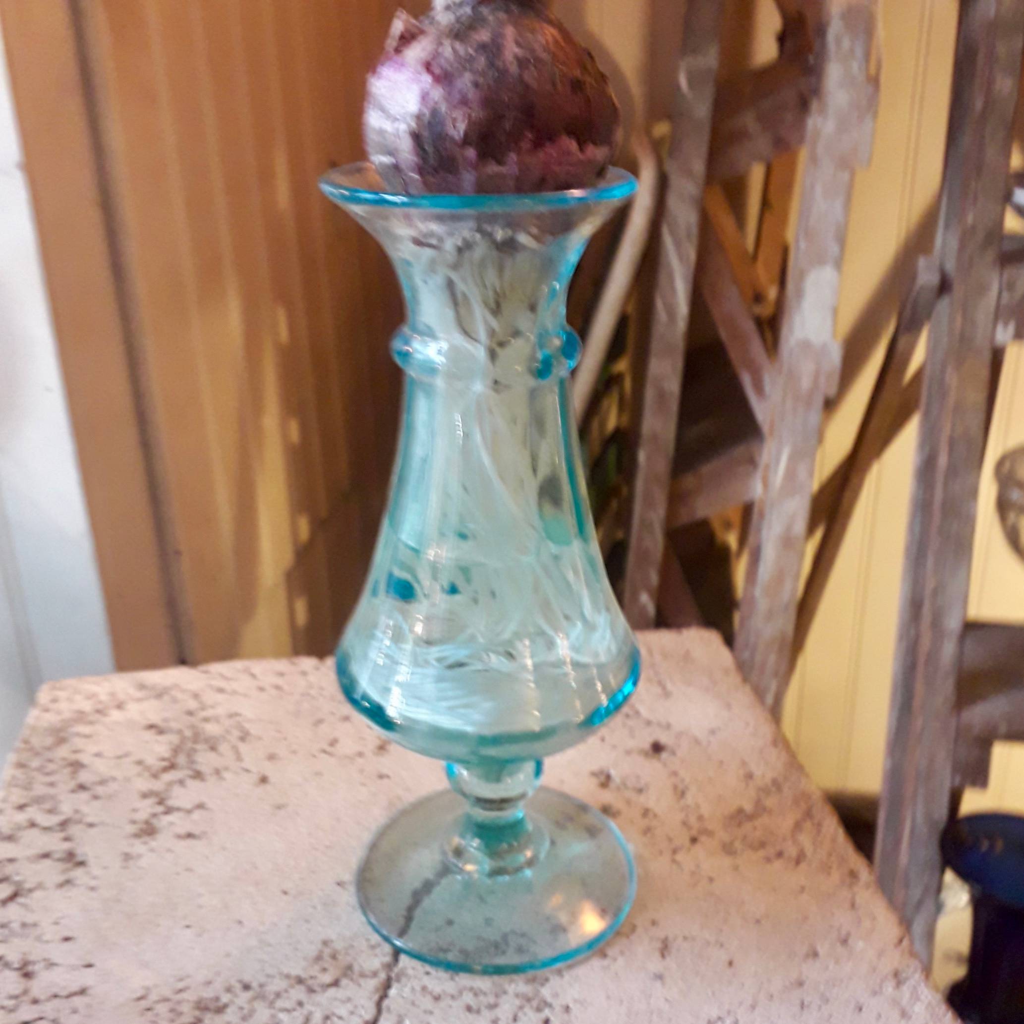 Vase à bulbe (jacinthe) en verre bleu sur piédouche - Début de Série
