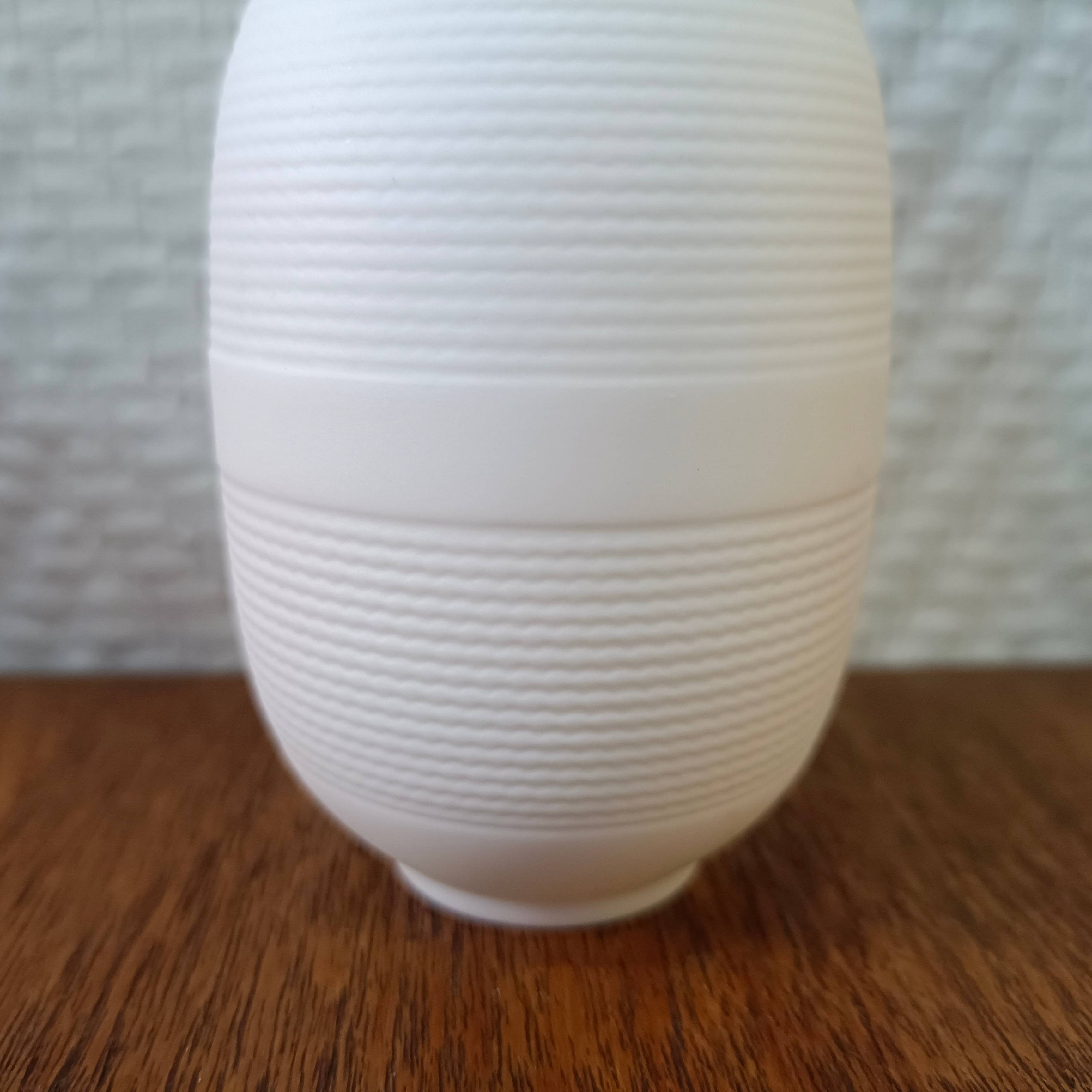 Tout petit vase en biscuit mod le N r ides Bernardaud Limoges