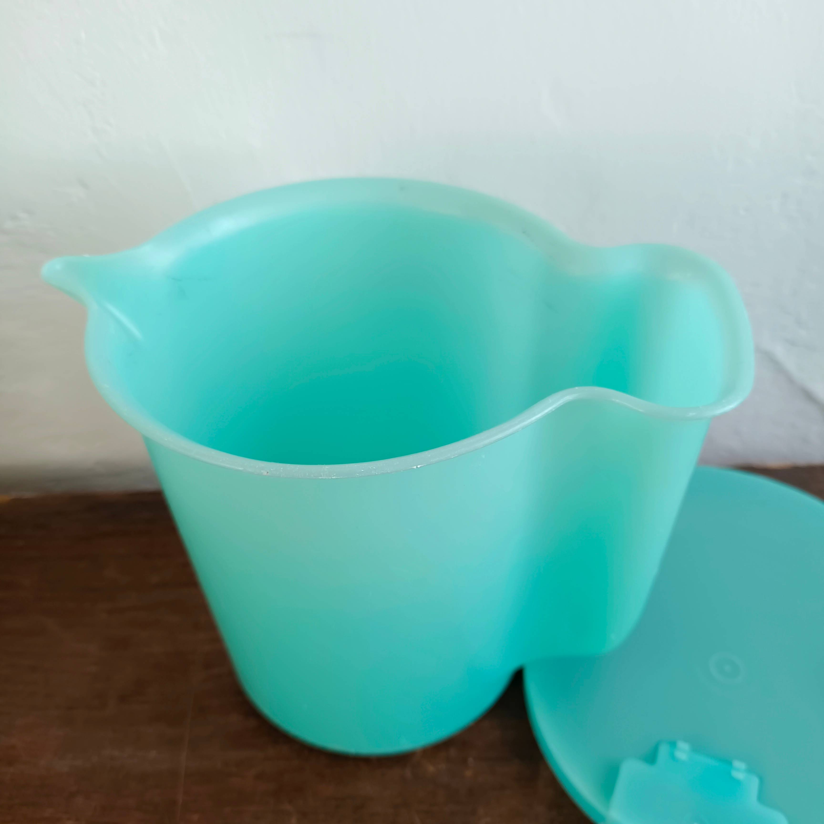 Pichet couvert en plastique bleu turquoise Tupperware - Début de Série