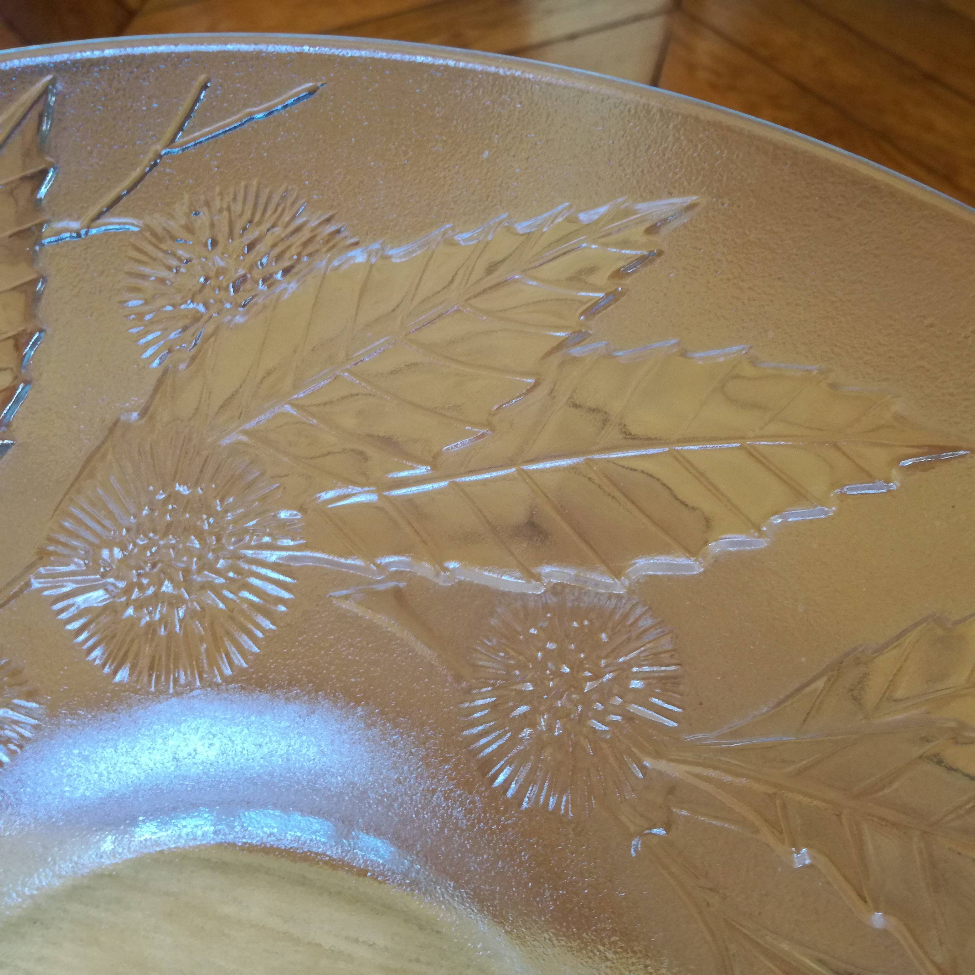 Grand plat creux en verre à décor de feuilles & bogues de châtaignier -  Début de Série