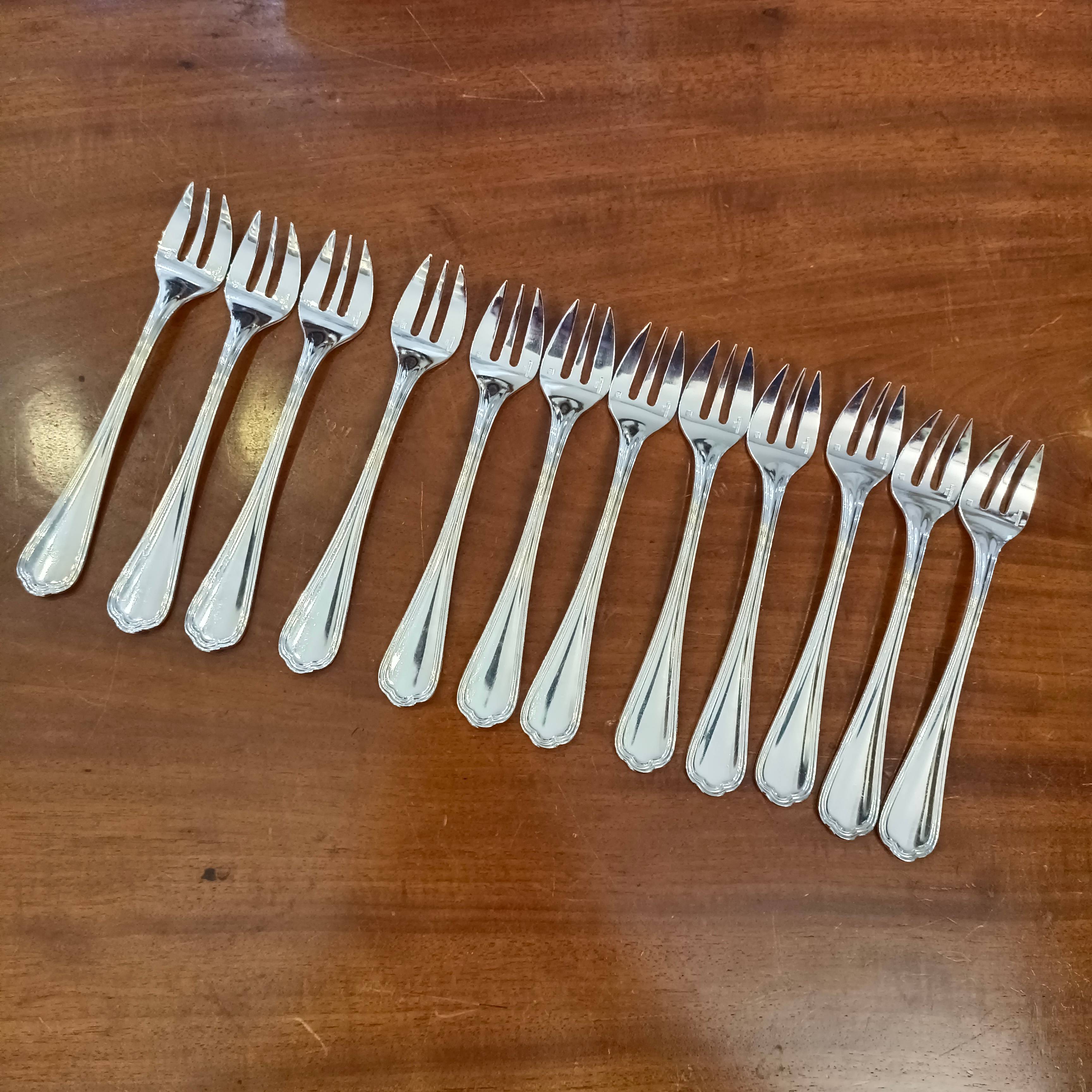 12 fourchettes à huîtres en métal argenté Christofle, modèle