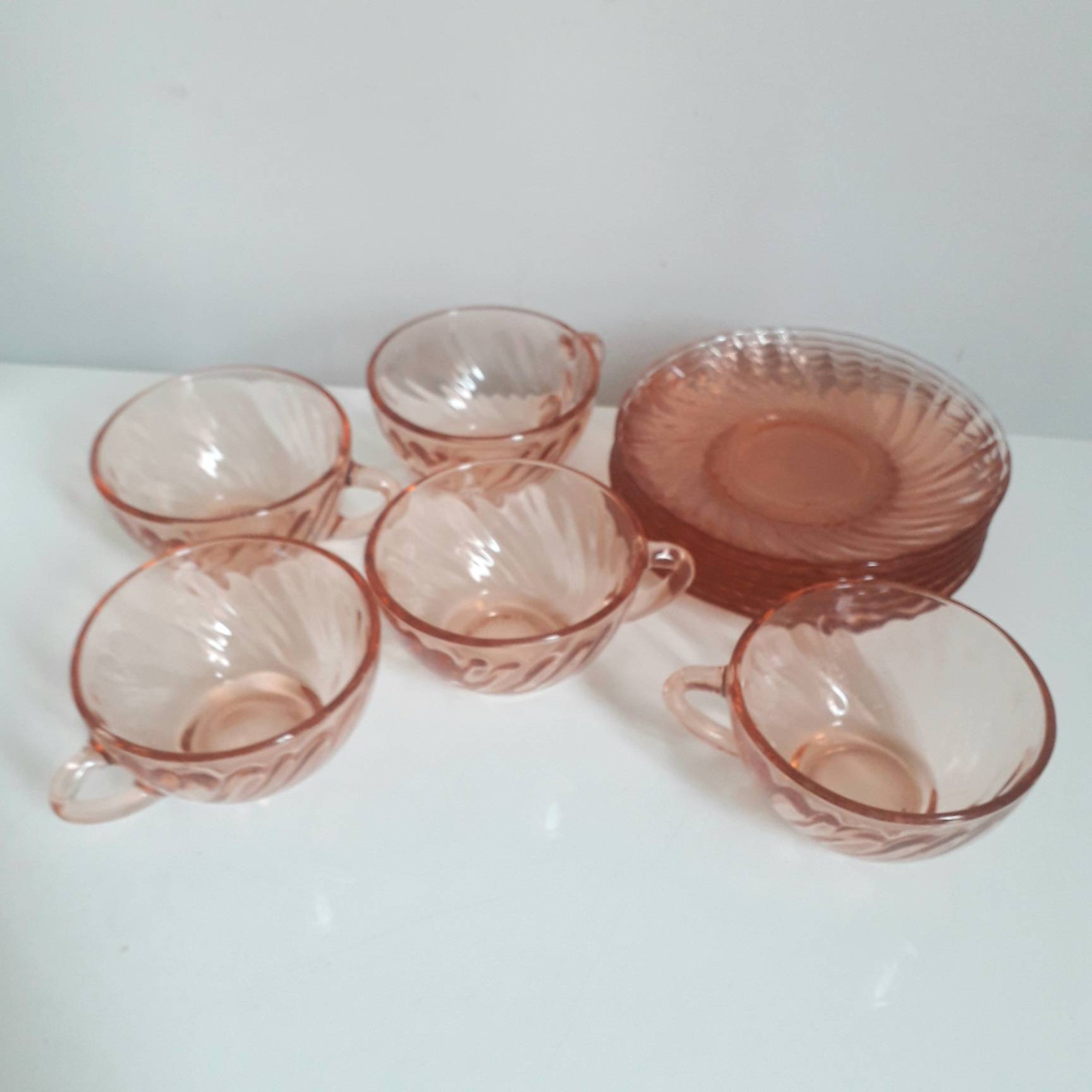 Tasses à café (5 tasses et 6 soucoupes) en verre trempé rose, Rosaline,  Arcoroc - Début de Série