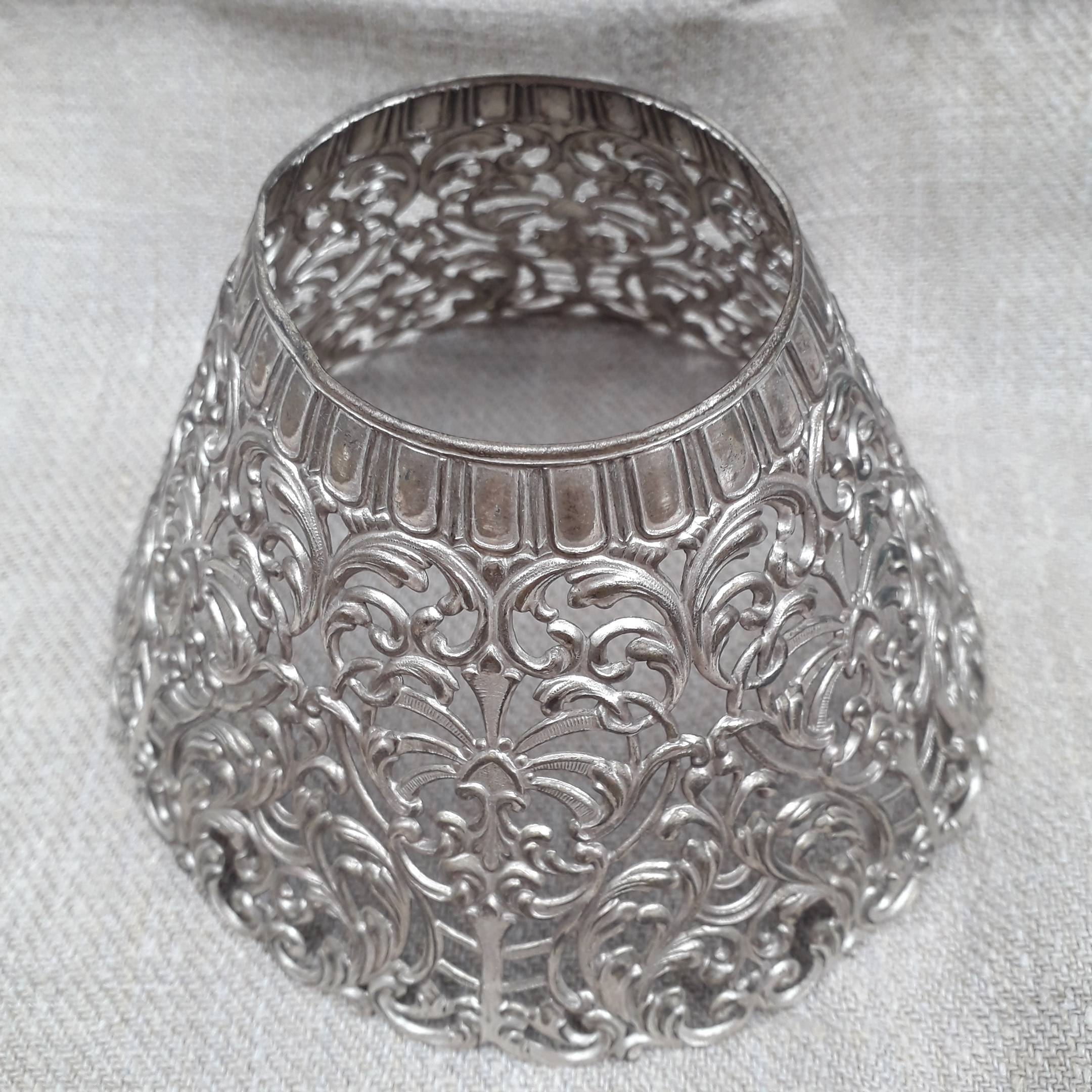 Paire de petits abat-jours décoratifs en métal souple argenté dentelle  anglais, début XXème - Début de Série