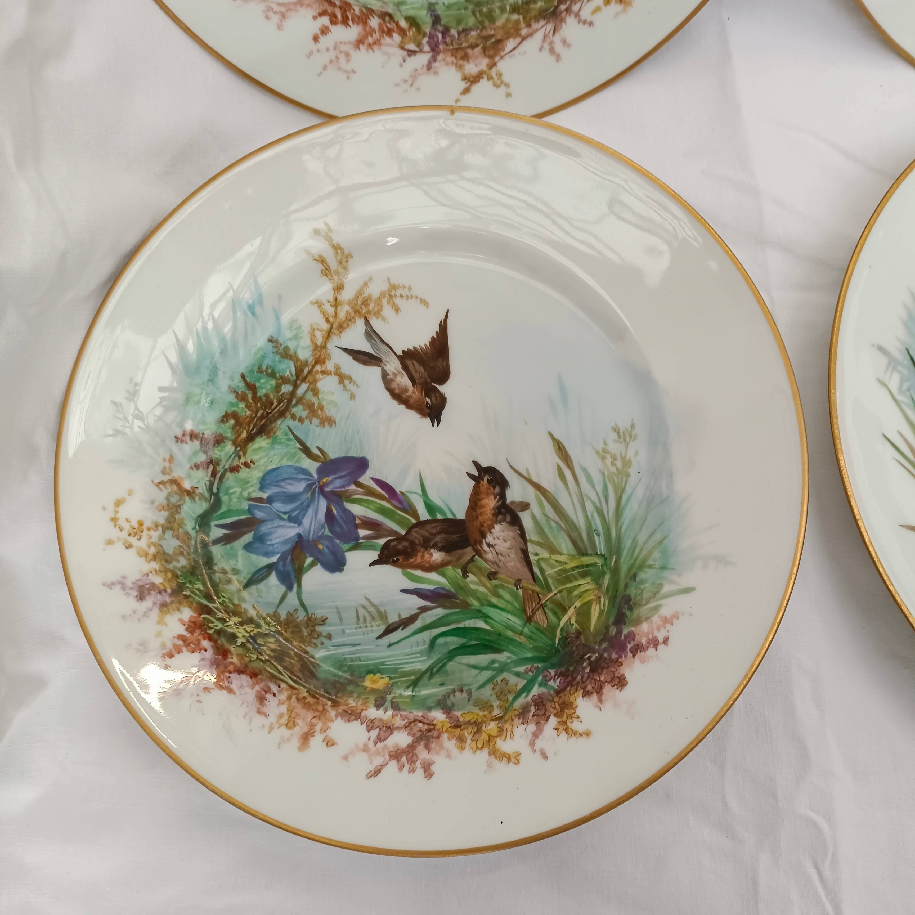 4 assiettes en porcelaine de Paris, décor oiseaux et canard