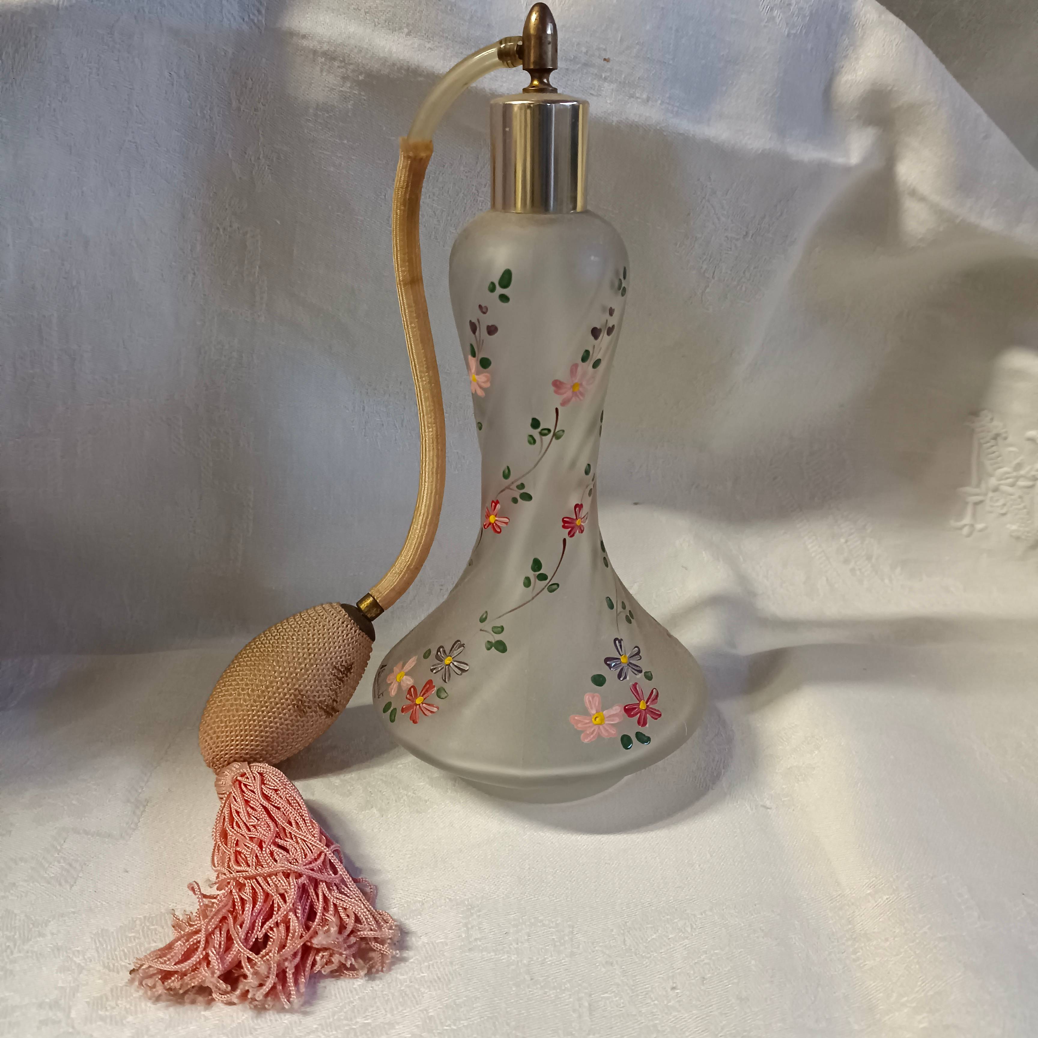 Vaporisateur de parfum en verre dépoli émaillé, décor petites fleurs roses  - Début de Série