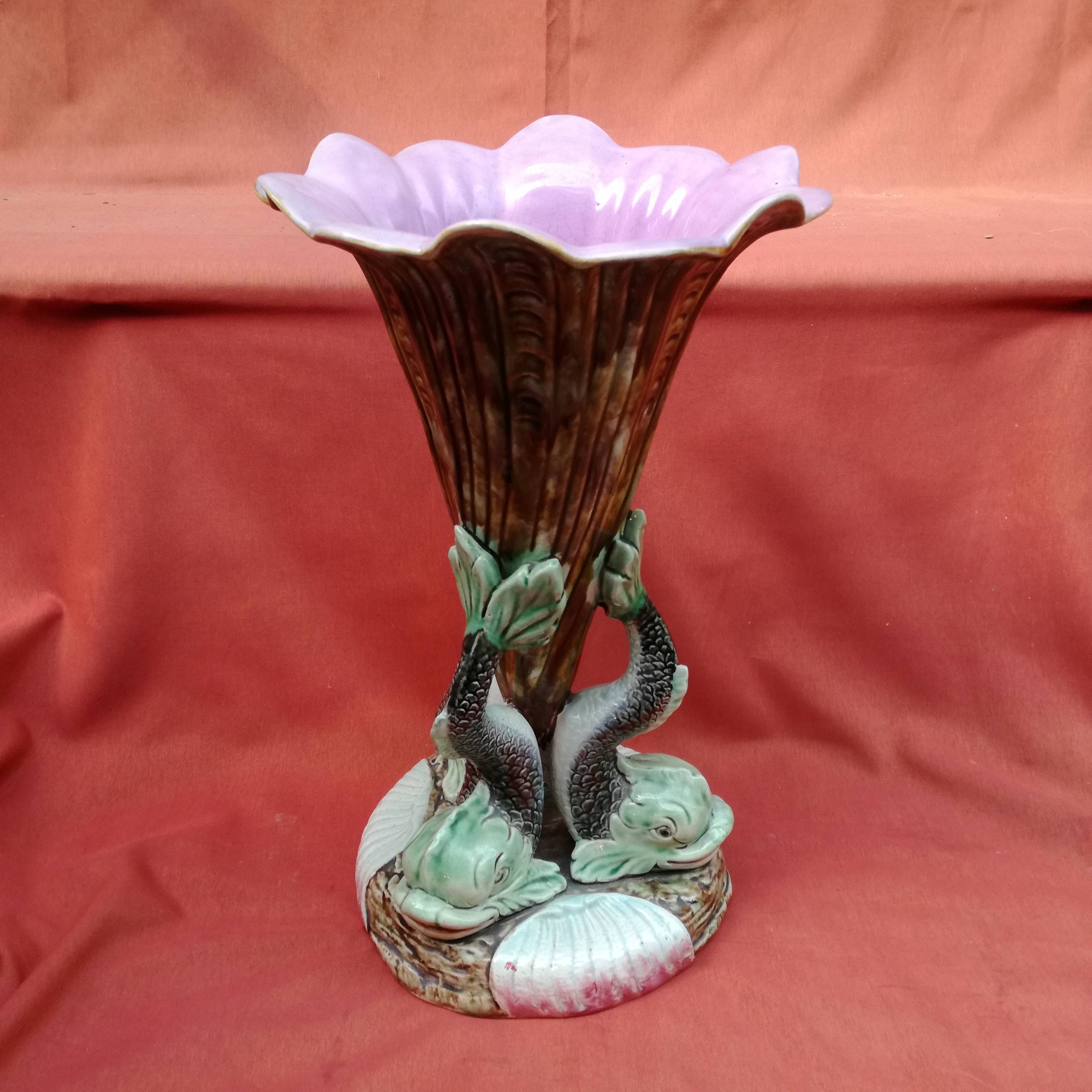 Grand vase en barbotine vers 1900 forme de corolle de fleur soutenue par  trois dauphins - Début de Série
