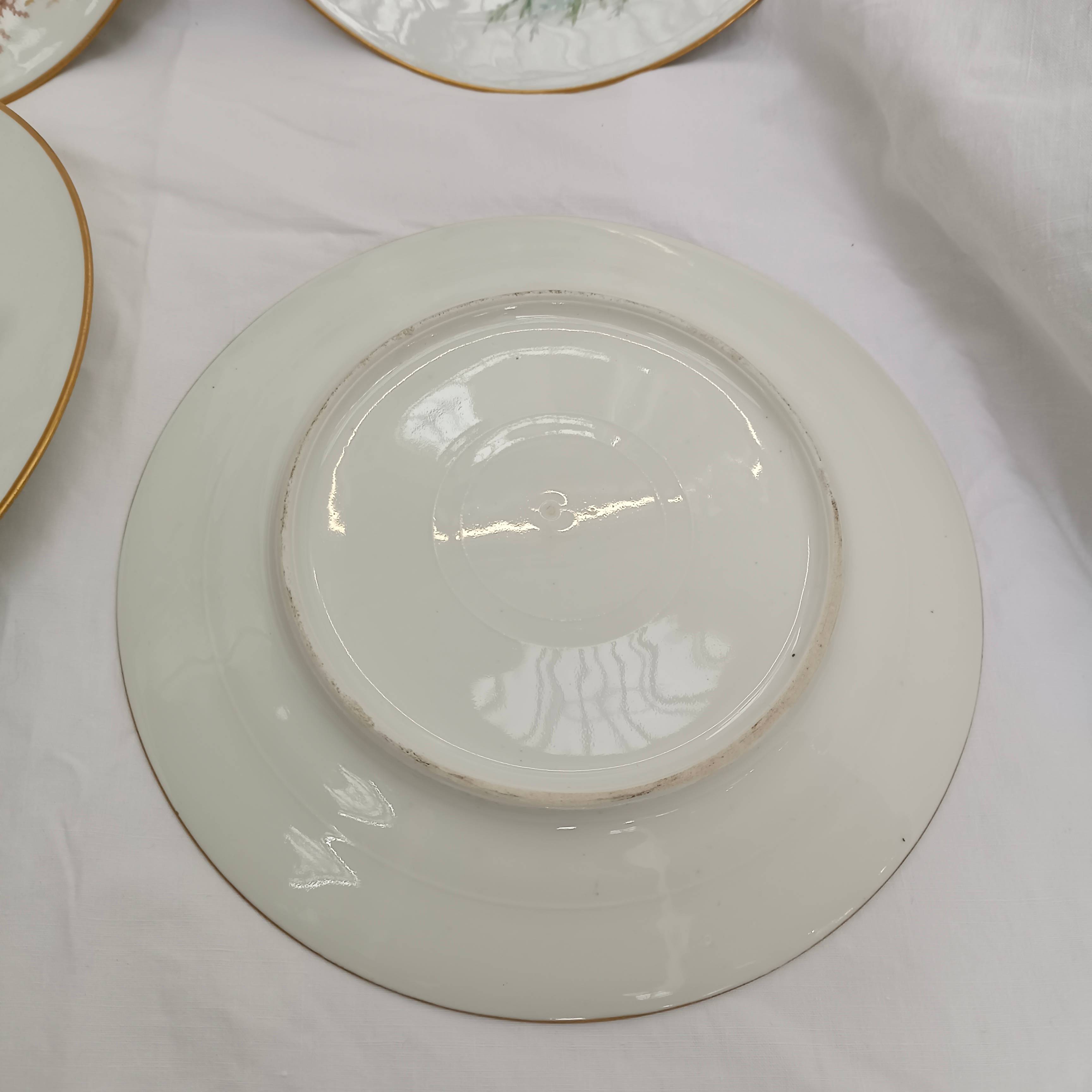 4 assiettes en porcelaine de Paris, décor oiseaux et canard
